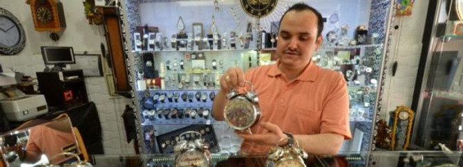 Siyasetçilere el sallatıp, sanatçılara saz çaldırıyor