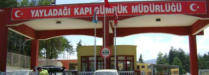 Yayladağ kapısı yarı aralık