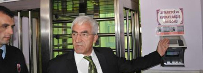 Cezaevi müdürüne silahlı saldırı