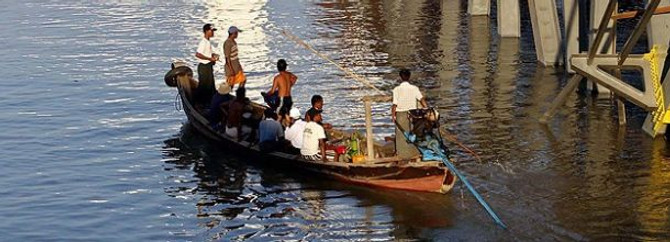 Myanmar'da otobüs nehre düştü
