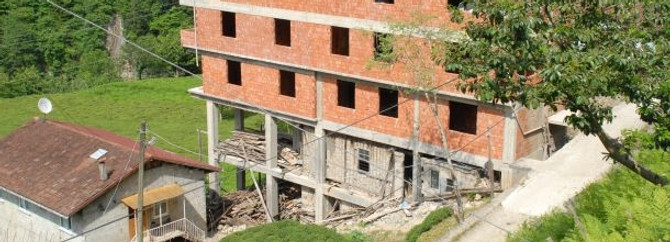 Baba evini yıkamadılar üstüne 4 katlı bina kondurdular