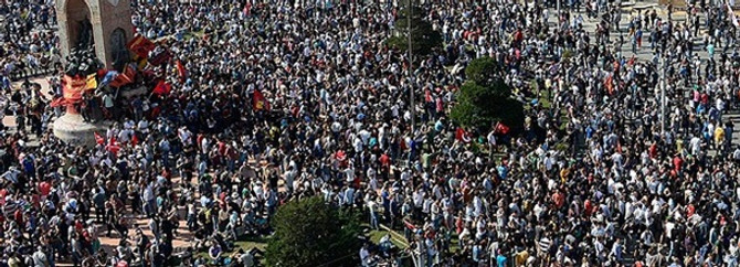 İş bırakan DİSK üyeleri Taksim Meydanı'nda