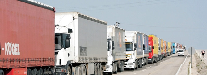 Hamzabeyli'de 7 km'li tır kuyruğu