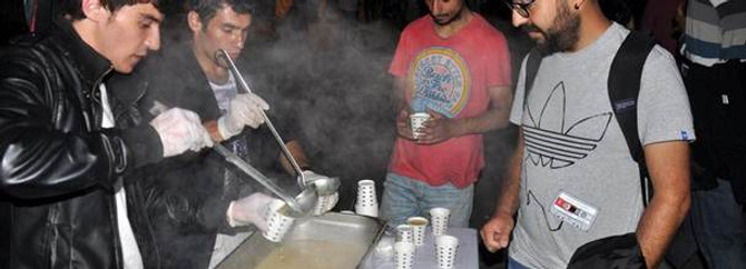 Gezi Parkı'nda 'pilavlı' sohbet