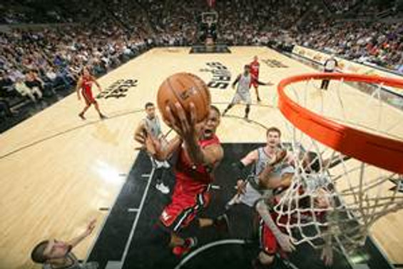 NBA finalinde Spurs öne geçti
