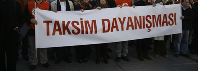 Gezi Parkı'na karanfil bıraktılar
