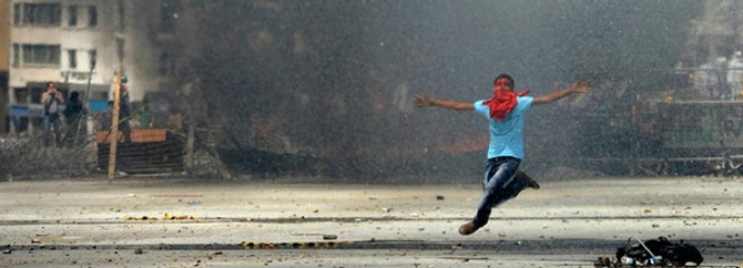 Taksim'den kara dumanlar yükseliyor