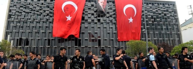 Bağış, Taksim'deki polisleri ziyaret etti