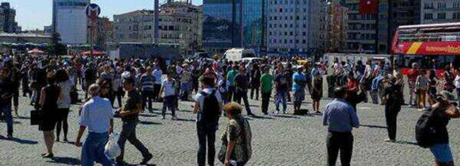 'Duran adam'lar Taksim'de toplanmaya başladı