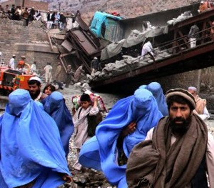 Pakistan'da 200 bin kişi mahsur kaldı