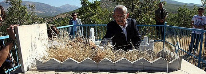 Kılıçdaroğlu aile kabristanında