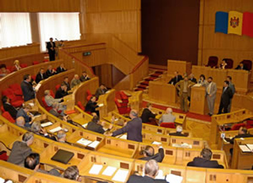 Moldova'da parlamento fesh edildi