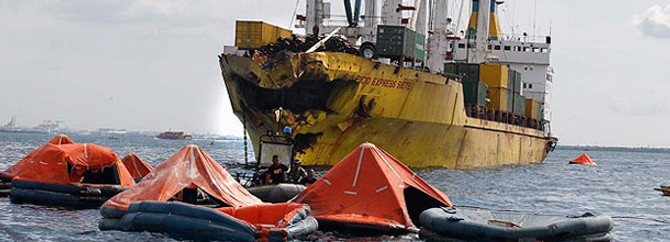 Feribot ile kargo gemisi çarpıştı