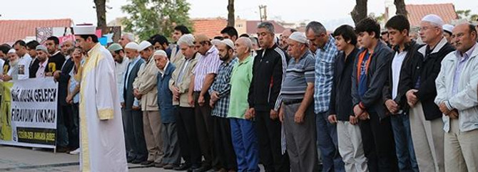 Hacı Bayram'da bin kişi gıyabi cenaze namazı kıldı