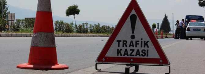Ağrı'da otomobille kamyonet çarpıştı: 8 yaralı