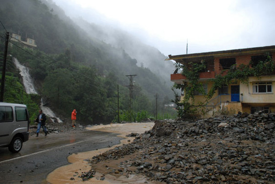 Rize'de etkili yağış