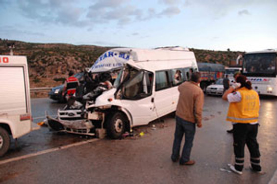 TAG otoyolunda kaza: 3 ölü, 18 yaralı