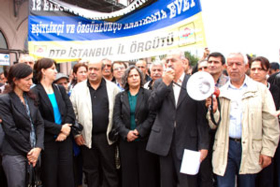DTP'den Kadıköy'de 12 eylül protestosu