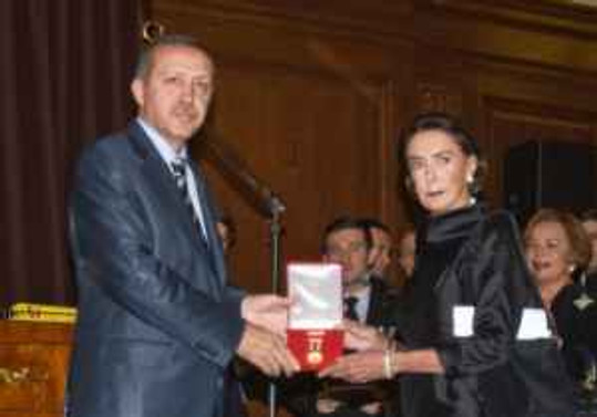 Erdoğan, Ahmet Ertegün'ün Devlet Nişanı eşine takdim etti