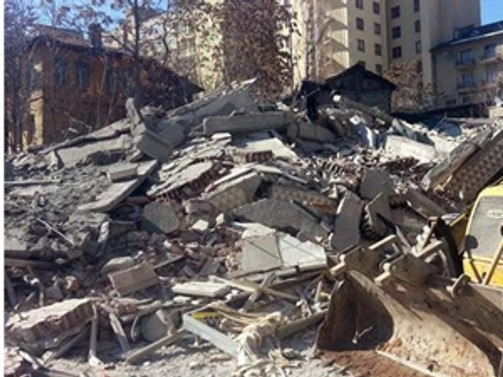 Enkaz altında kalan 21 işçi kurtarıldı