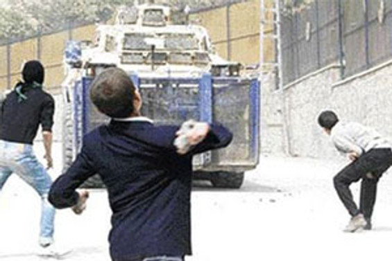 'Taş atan çocuklar' yasasında ilk tahliye