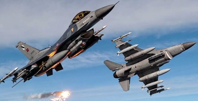 Ege'de Türk jetlerine taciz