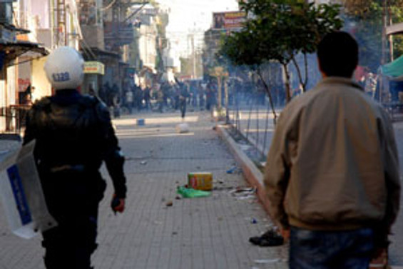 Hakkari'de izinsiz yürüyüşe polis müdahalesi
