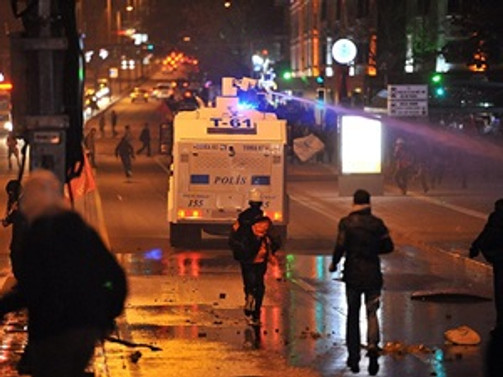 Eylemler sürüyor: Taksim Gezi Parkı kapatıldı