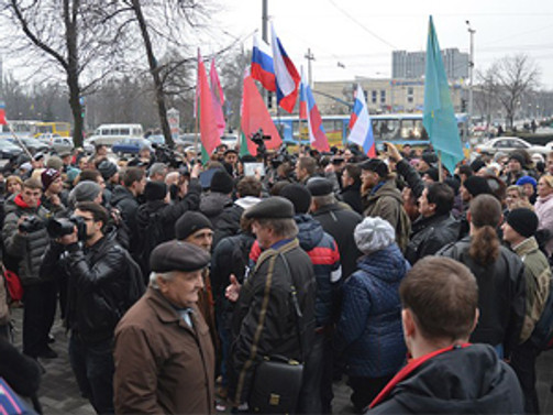Ukrayna'da Rus bayraklı eylemler sürüyor
