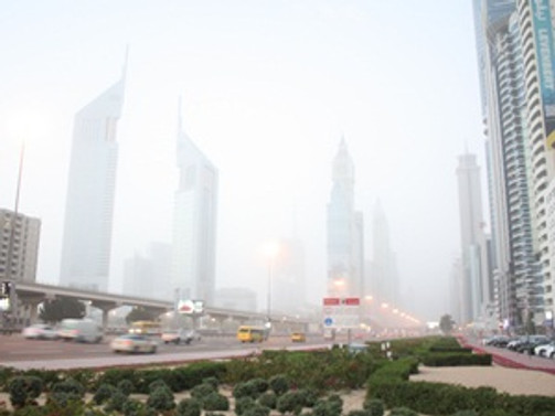 Dubai'de sis ve fırtına