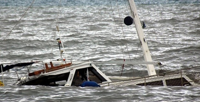 Bodrum'da kaçakları taşıyan tekne battı!