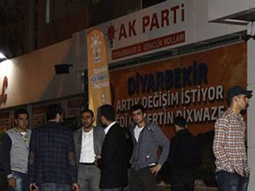 AK Parti binasına saldırı