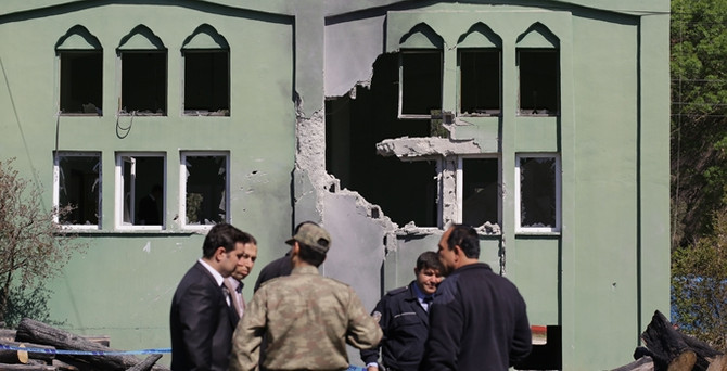 Yayladağı'nda camiye top mermisi isabet etti