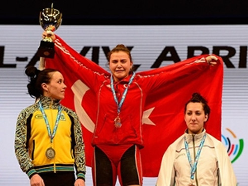 Halterde 2 altın madalya