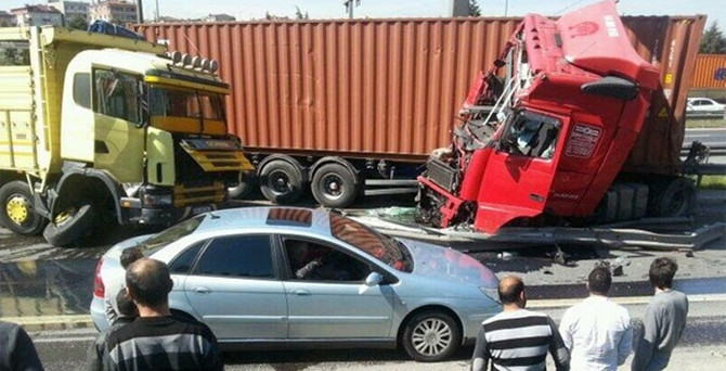TEM'de TIR kazası, trafik kilitlendi