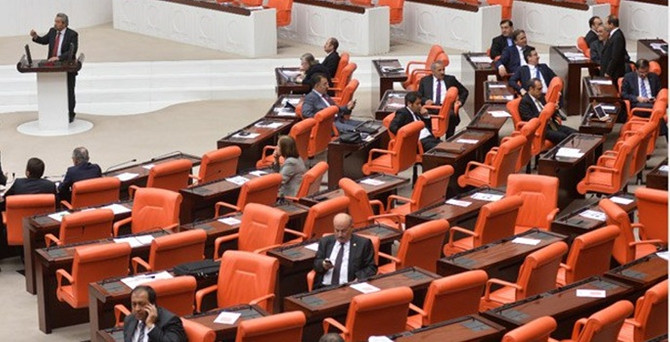 Meclis’te Kamer Genç protestosu