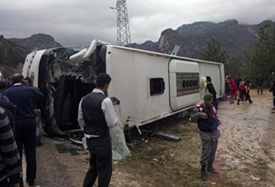Isparta'da yolcu otobüsü devrildi