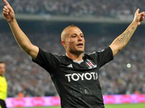Beşiktaşlı Gökhan Töre silahla vuruldu