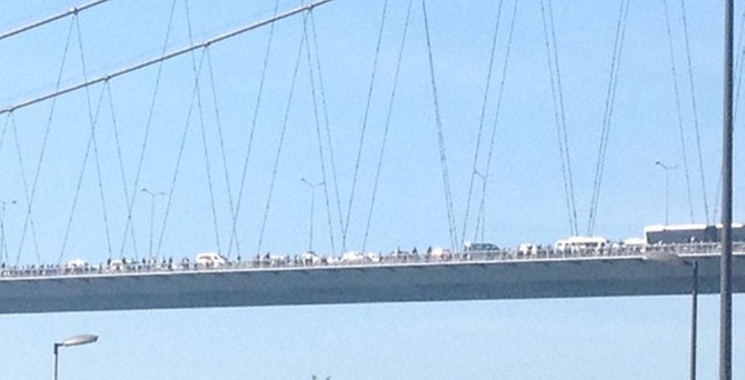 İstanbullu köprüyü yürüyerek geçti