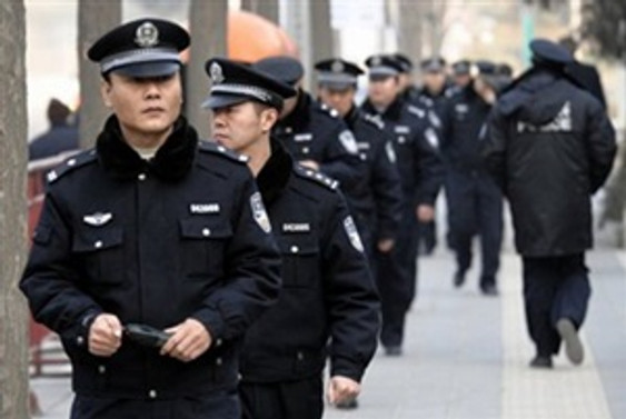 Çin'de sokaklarda silahlı polis dönemi başladı