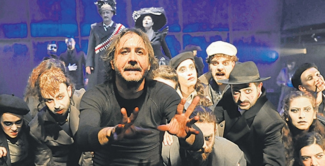 Tiyatro Festivali'nin yerli yapımları seyircinin kalbini çalmayı başardı