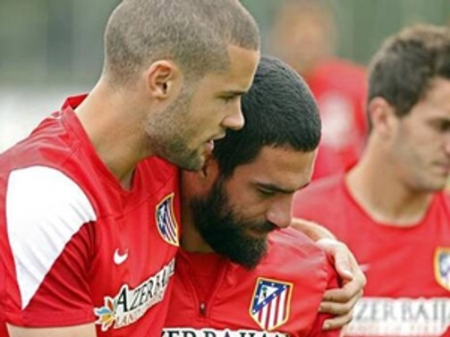 Arda Turan'ı takım arkadaşları teselli etti