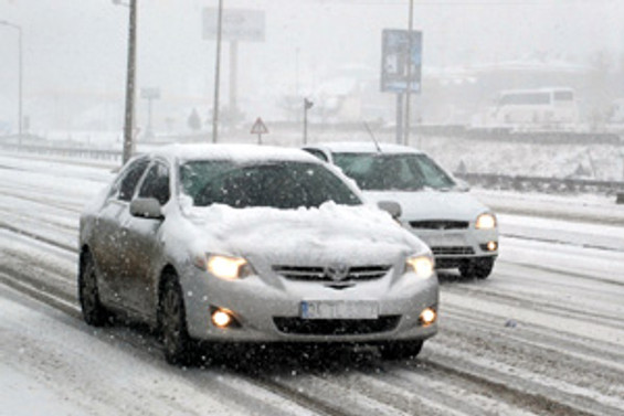 Bolu'da kar, trafiği olumsuz etkiliyor