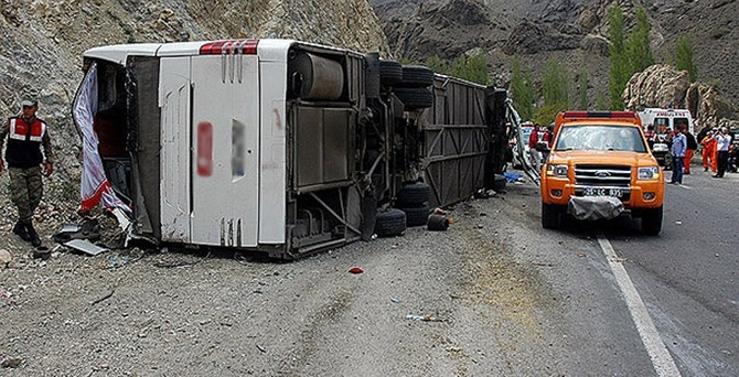 Erzurum'da yolcu otobüsü devrildi: 15 yaralı