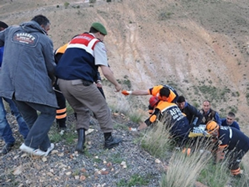 Madencileri taşıyan kamyonet devrildi: 4 ölü