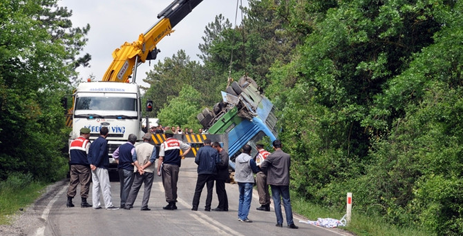 Madencileri taşıyan servis TIR'la çarpıştı