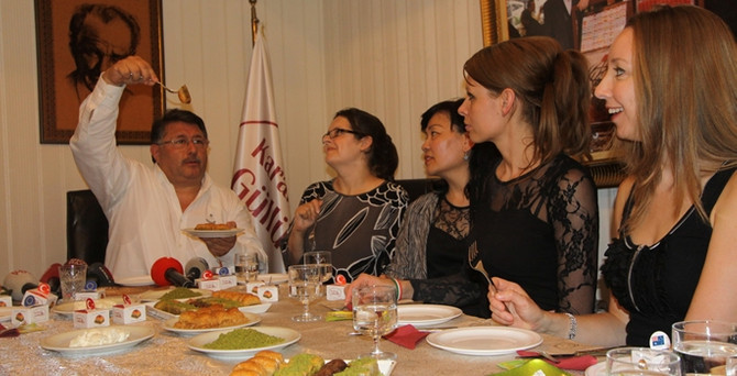 Konsolos eşleri baklava açtı