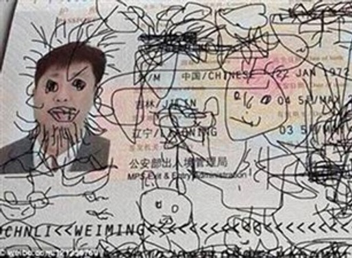Dört yaşındaki oğlu pasaportunu bu hale getirdi