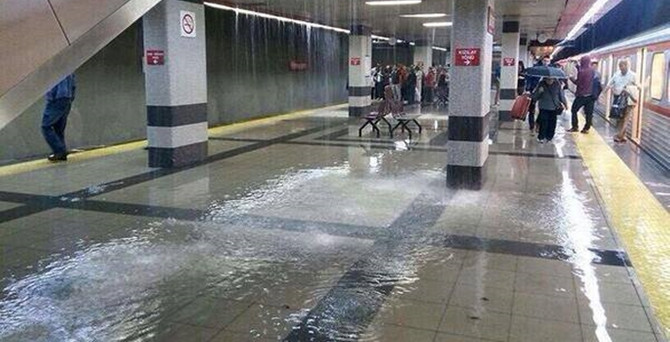 Ankara'da metro istasyonlarını su bastı!