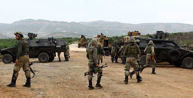 Terör örgütü Diyarbakır'da kamyonet yaktı